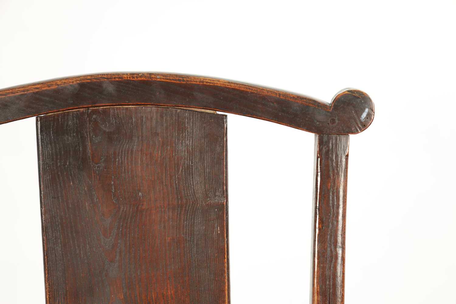 AN 18TH CENTURY PRIMITIVE ASH AND ELM COUNTRY ARMCHAIR - Image 4 of 9