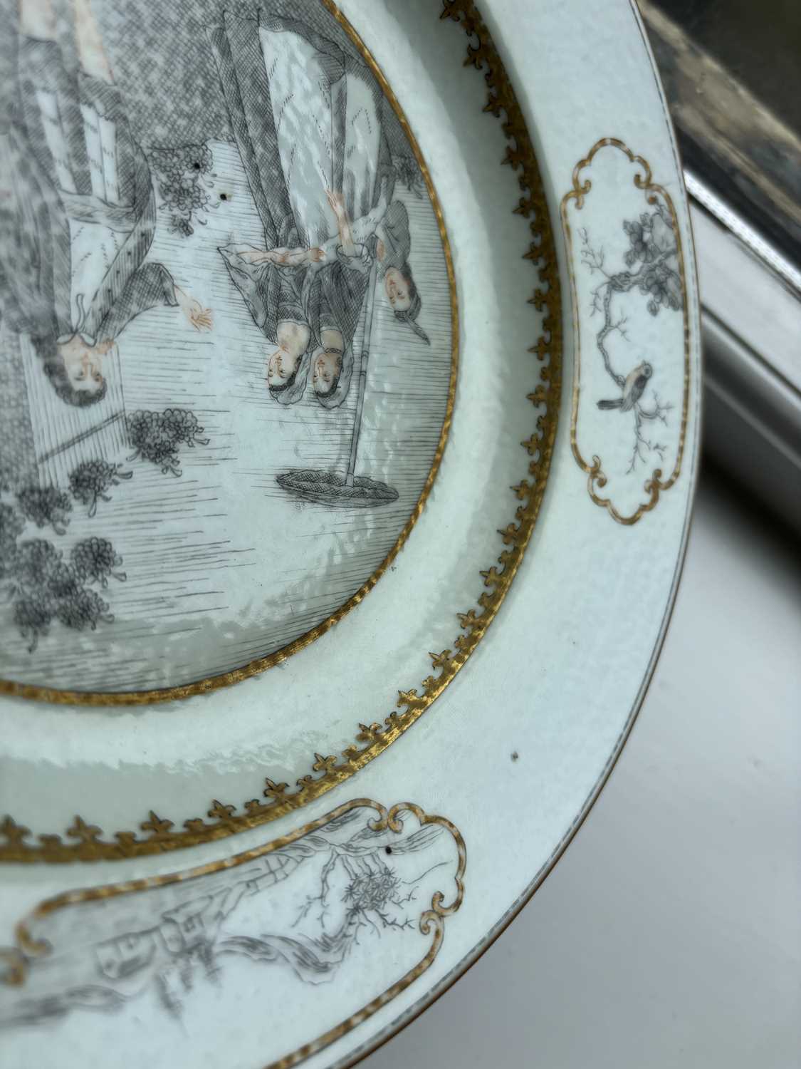 AN 18TH CENTURY QIANLONG CHINESE EXPORT PORCELAIN GRISAILLE DECORATED PLATE - Image 8 of 14