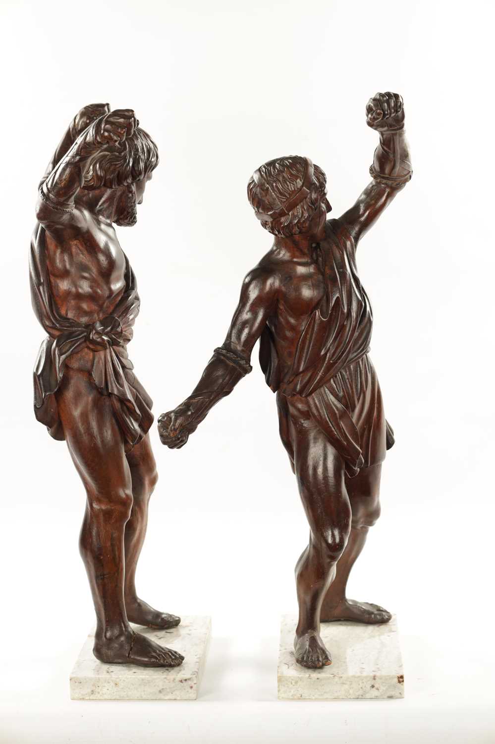 A PAIR OF GRAND TOUR CARVED WALNUT GLADIATORS AFTER THE BORGHESE BRONZE ROMAN FIGURES - Image 9 of 11