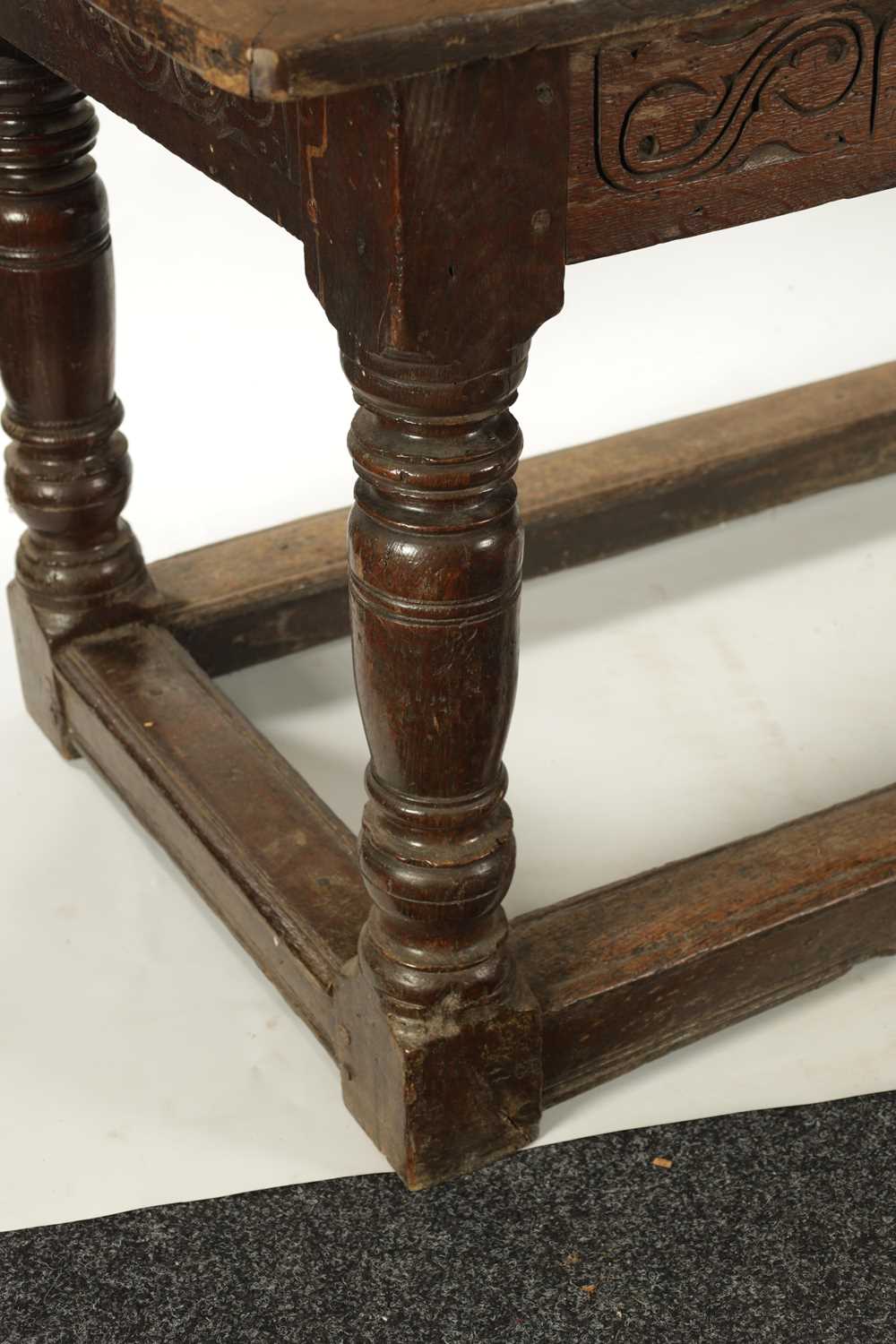 A 17TH CENTURY OAK REFECTORY TABLE - Image 5 of 5