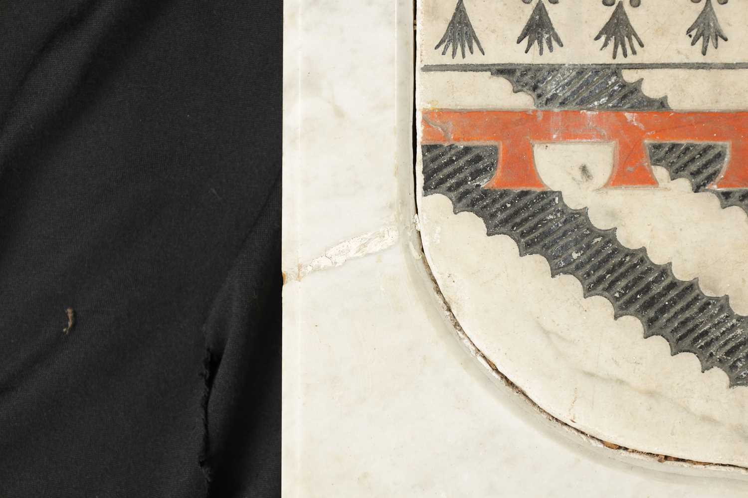 AN 18TH CENTURY MARBLE COAT OF ARMS - Bild 11 aus 18