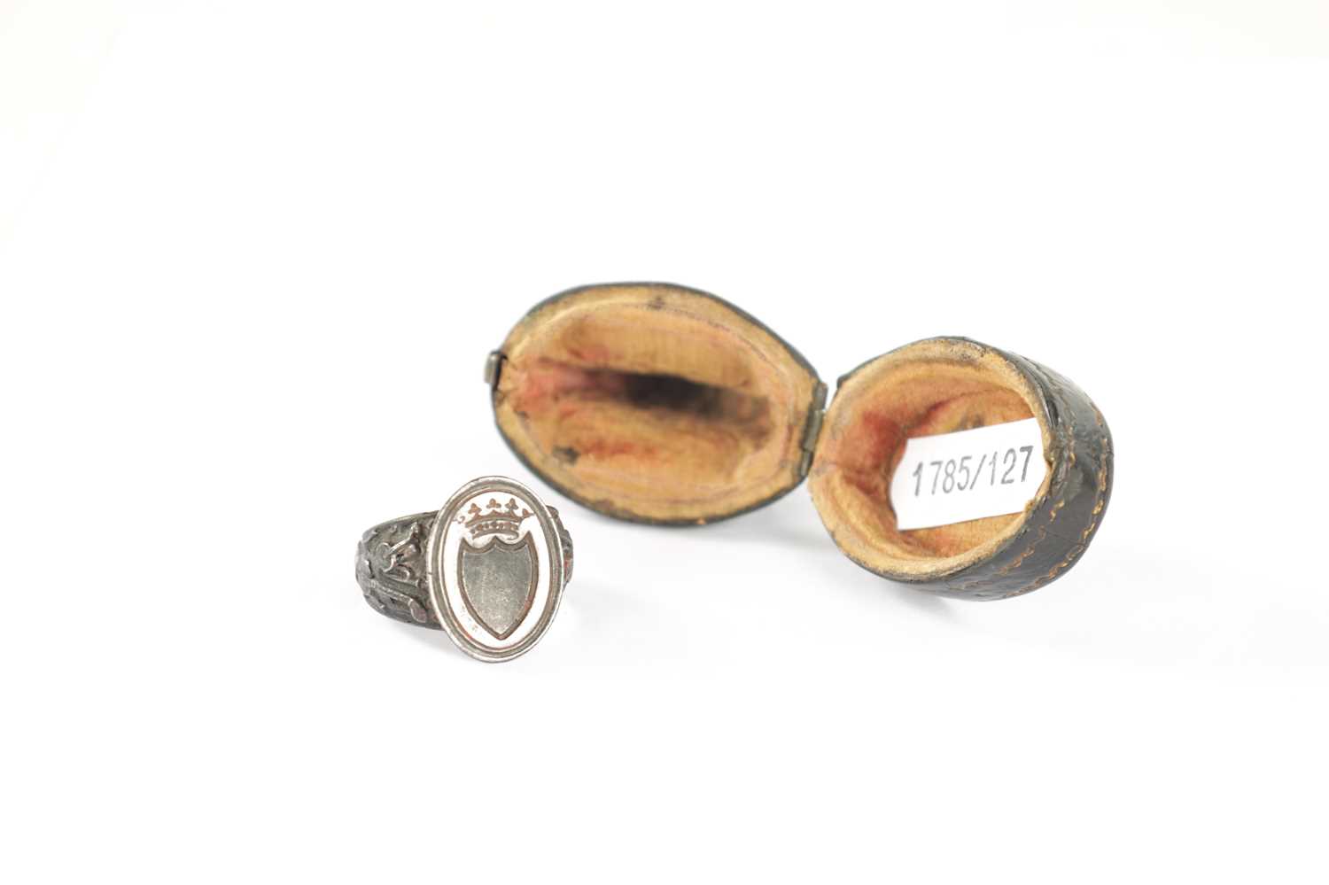 A 19TH CENTURY SILVERED STEEL GENTS SIGNET RING - Image 2 of 6