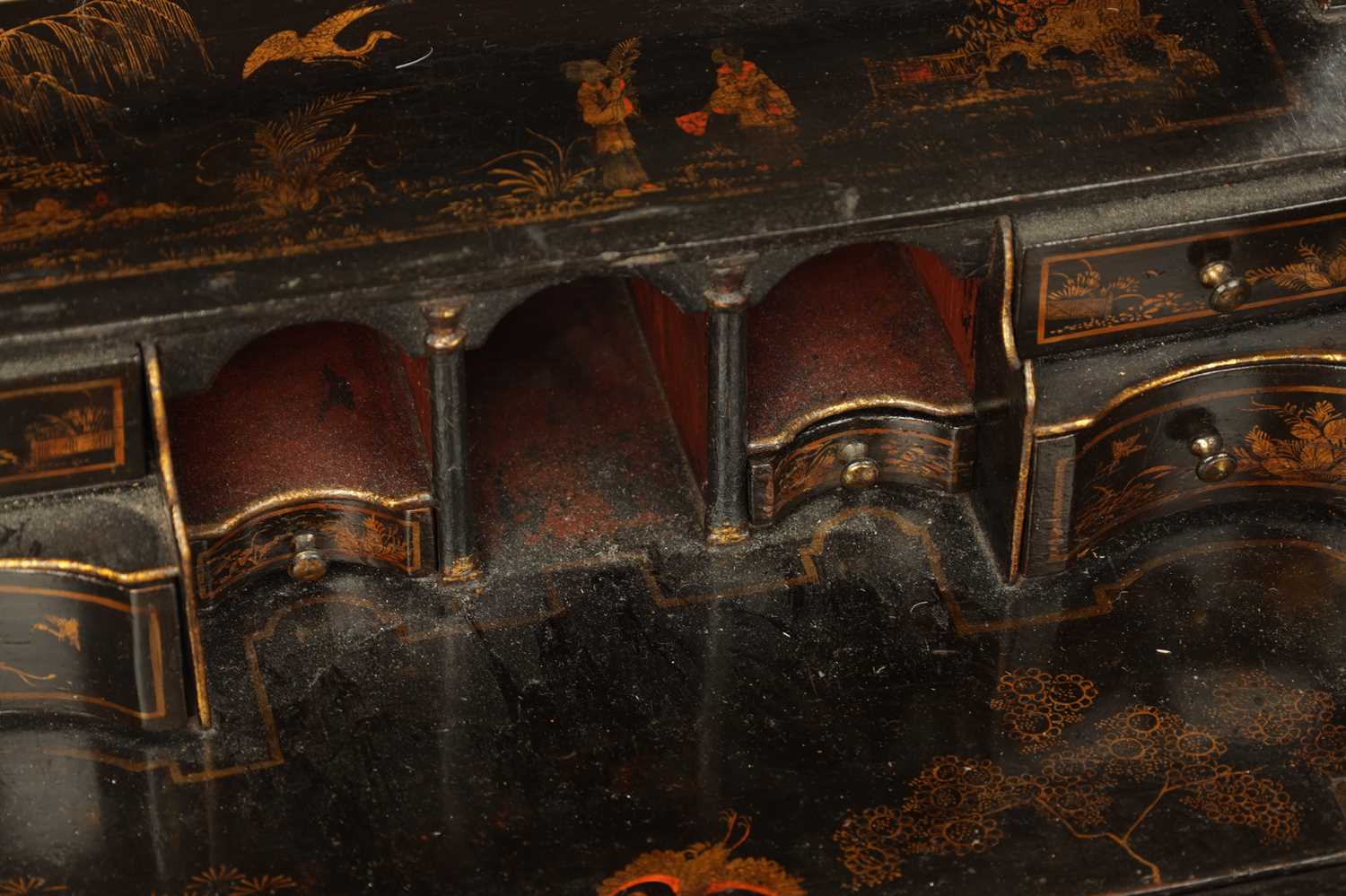 A FINE EARLY 18TH CENTURY CHINOISERIE DECORATED BLACK LACQUER TABLE BUREAU/MIRROR - Image 3 of 5