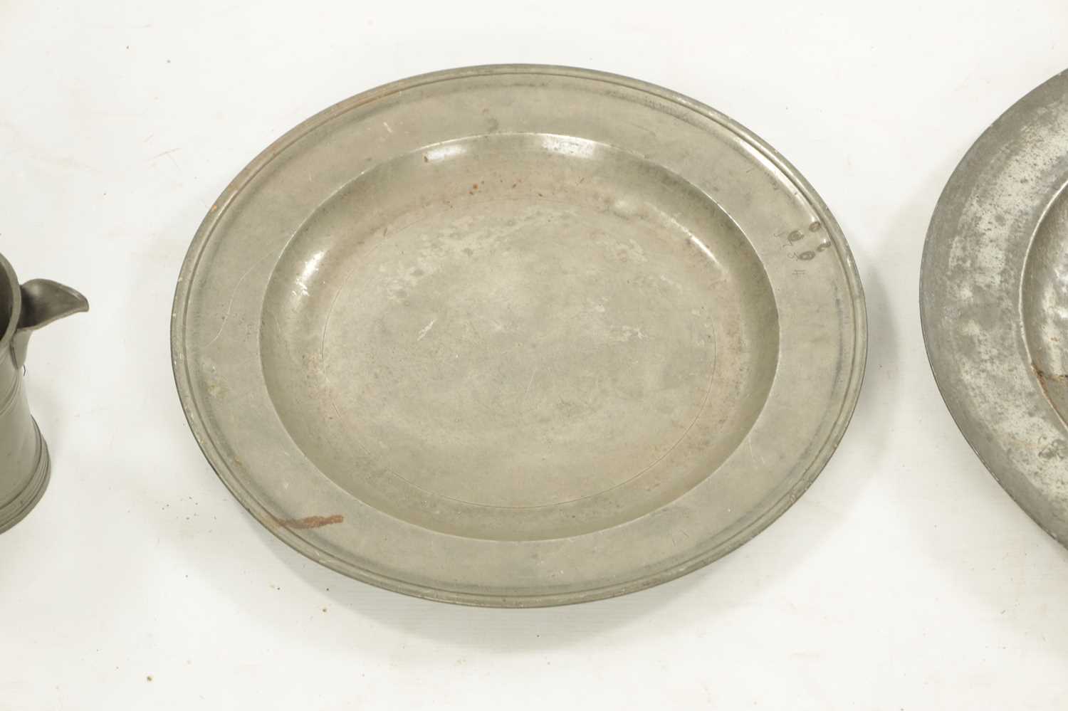 A SET OF FOUR 18TH CENTURY PEWTER PLATES AND A LIPPED TANKARD - Image 5 of 18