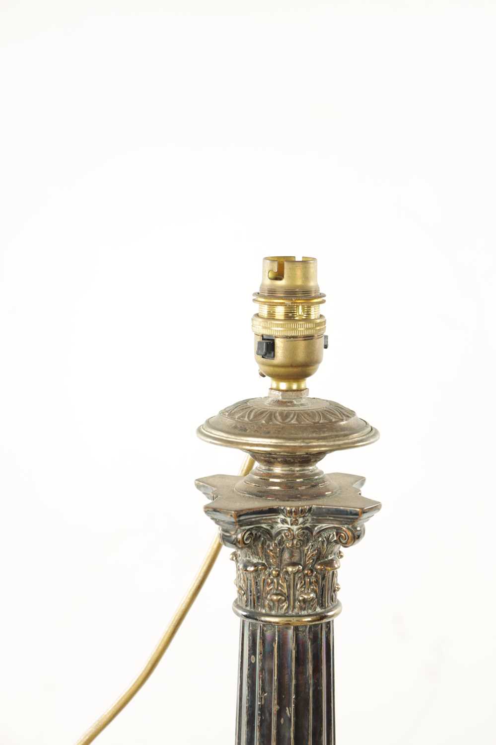 A 19TH CENTURY SILVER PLATED CORINTHIAN COLUMN TABLE LAMP - Image 3 of 6