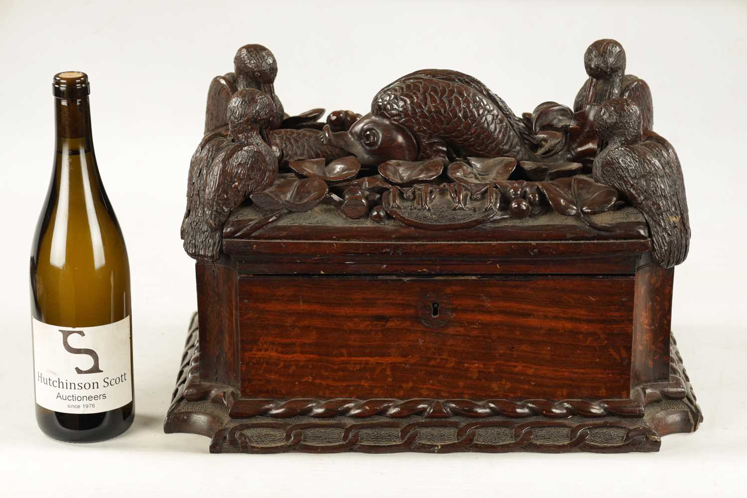 AN IMPRESSIVE 18TH CENTURY CONTINENTAL CARVED HARDWOOD TABLE CASKET - Image 3 of 6