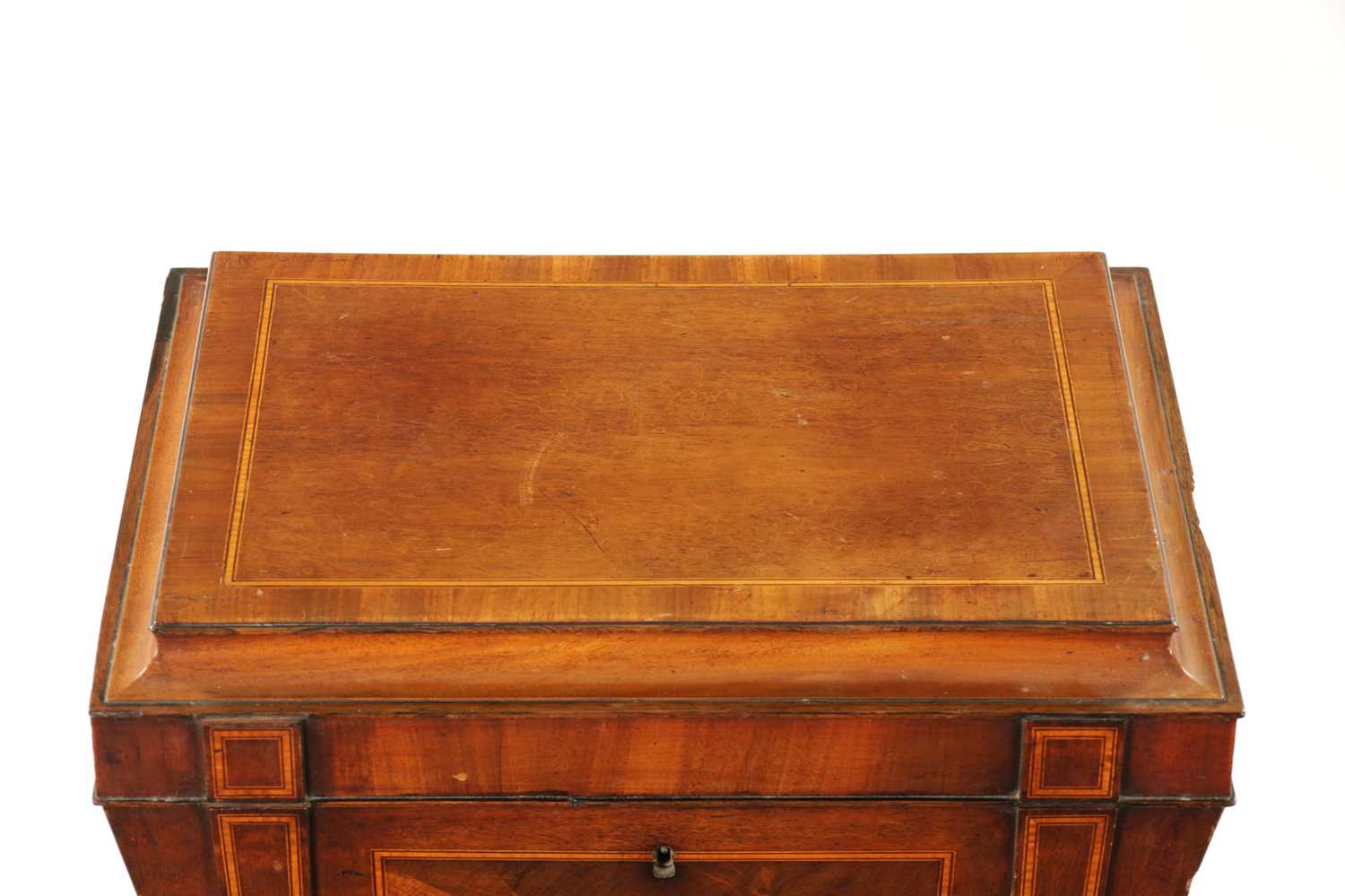 A REGENCY INLAID MAHOGANY CELLARETTE ON TAPERED FLUTED LEGS IN THE MANNER OF GILLOWS - Image 3 of 12