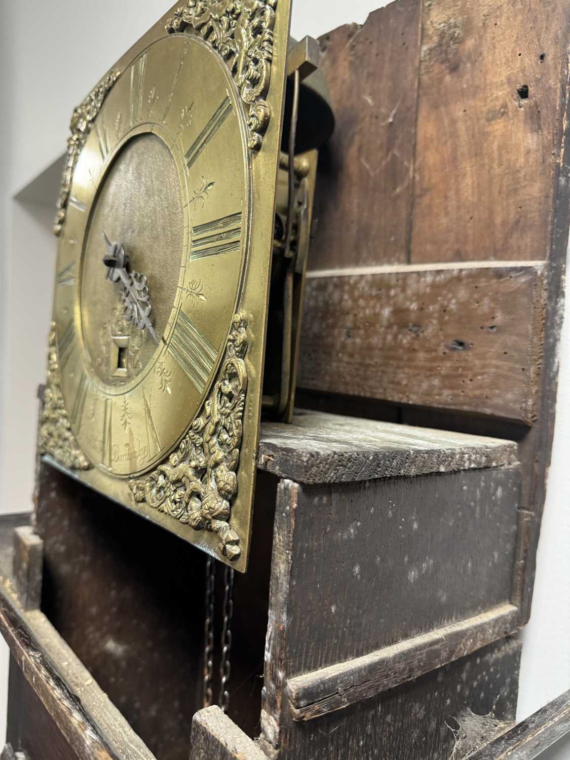 GABRIEL SMITH, BARTHOMLEY. AN EARLY 18TH CENTURY OAK 30-HOUR LONGCASE CLOCK - Image 10 of 11