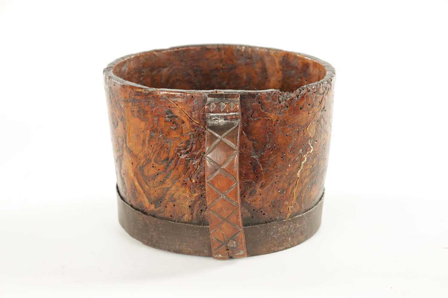 AN 18TH CENTURY SCANDINAVIAN BURR ELM AND IRON BOUND MUG - Image 5 of 7