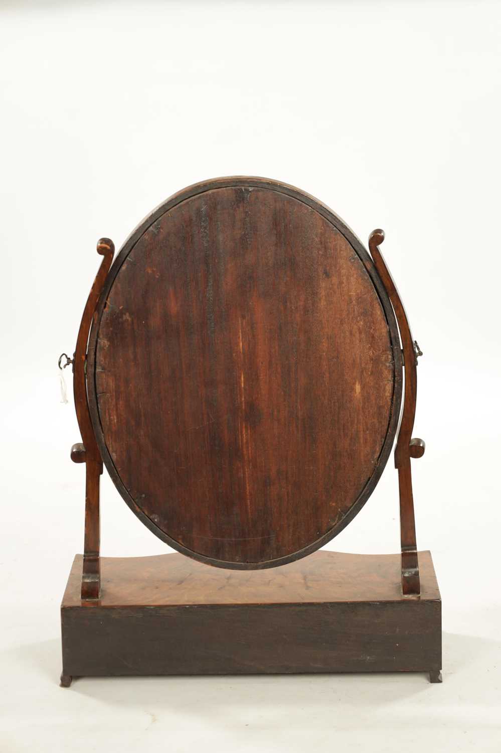 A GEORGE III MAHOGANY SERPENTINE DRESSING TABLE MIRROR - Image 6 of 6