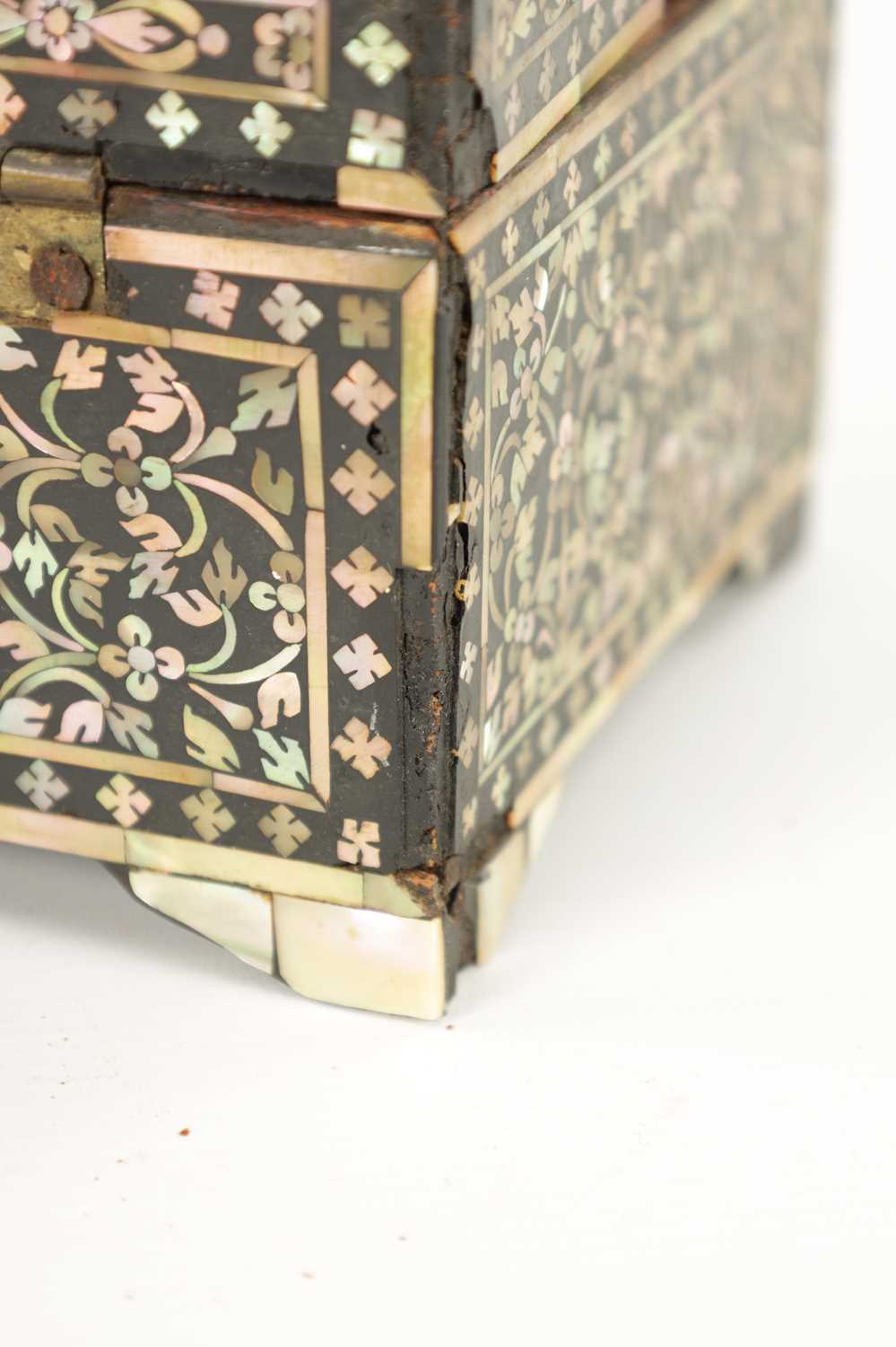 A RARE 17TH/18TH CENTURY INDO PORTUGUESE INLAID CASKET - Image 7 of 13