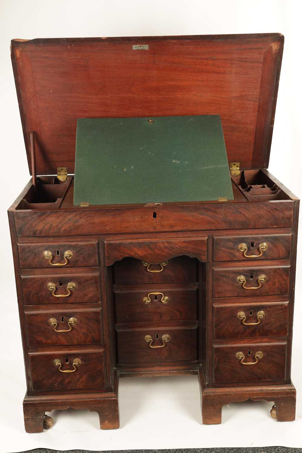 A GOOD EARLY GEORGE III FIGURED MAHOGANY GENTLEMANS ESTATE KNEEHOLE DESK - Image 2 of 19