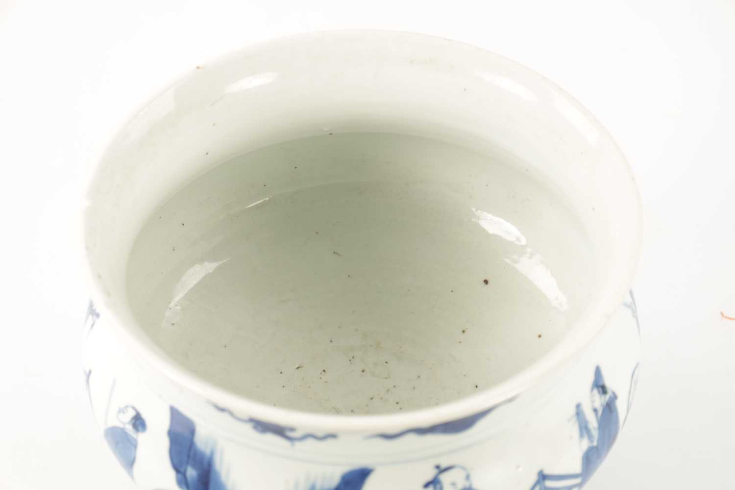 A CHINESE MING DYNASTY BLUE AND WHITE PORCELAIN CENSER ON HARDWOOD STAND - Image 2 of 16