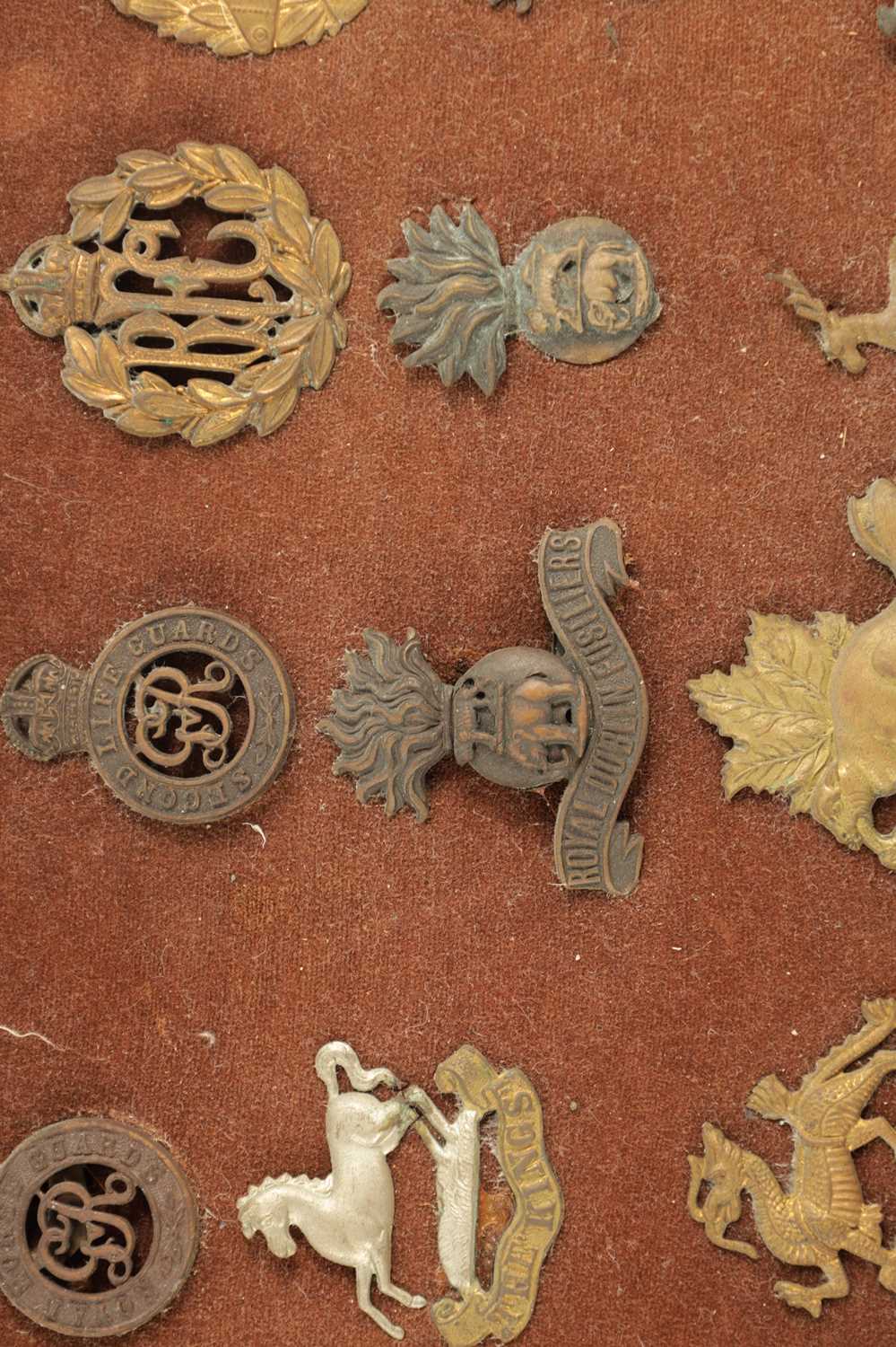 A LARGE COLLECTION OF MILITARY MEDALS AND HAT BADGES - Image 7 of 8