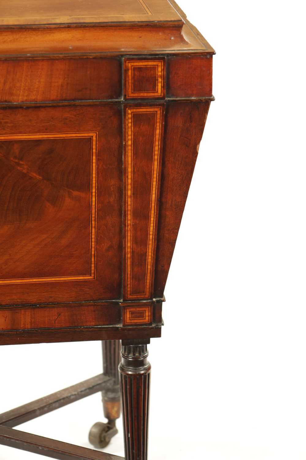 A REGENCY INLAID MAHOGANY CELLARETTE ON TAPERED FLUTED LEGS IN THE MANNER OF GILLOWS - Image 5 of 12