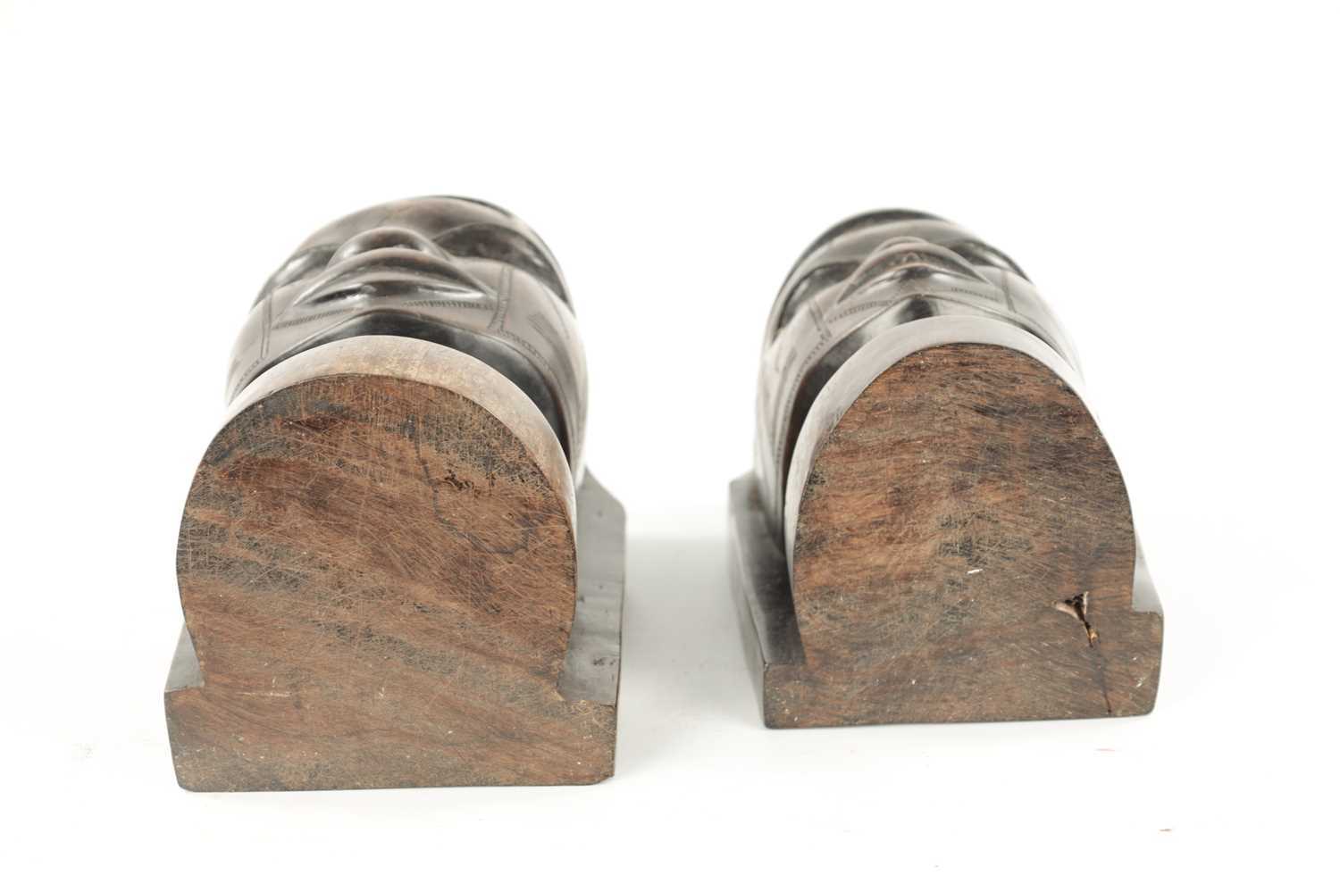 A PAIR OF CARVED HARDWOOD NATIVE BOOKENDS - Image 9 of 10