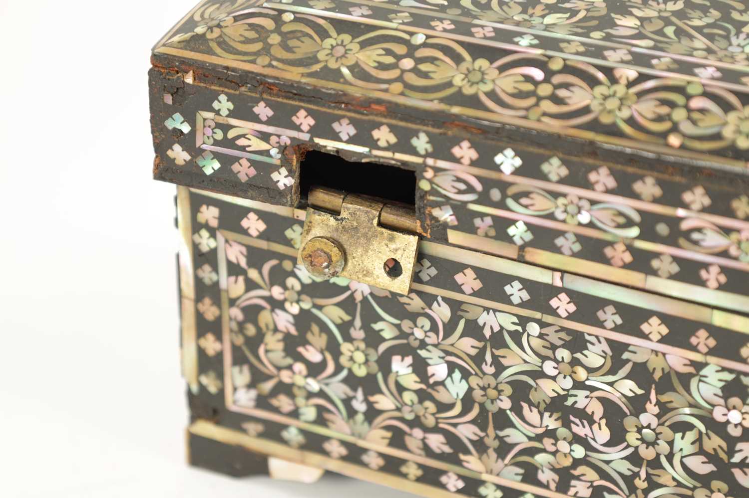 A RARE 17TH/18TH CENTURY INDO PORTUGUESE INLAID CASKET - Image 8 of 13