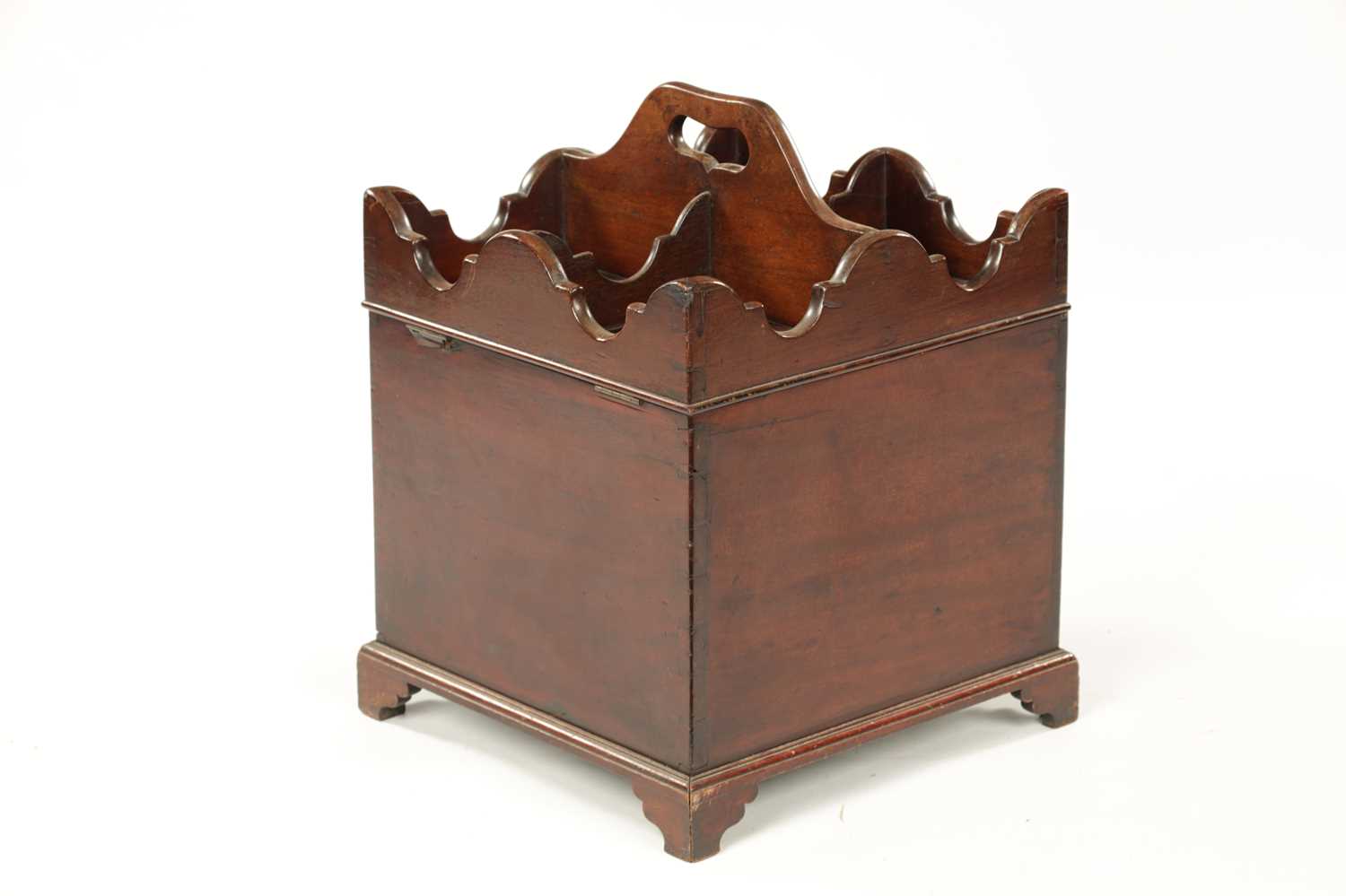 A RARE GEORGE III MAHOGANY BUTLERS BOTTLE CARRIER - Image 10 of 11