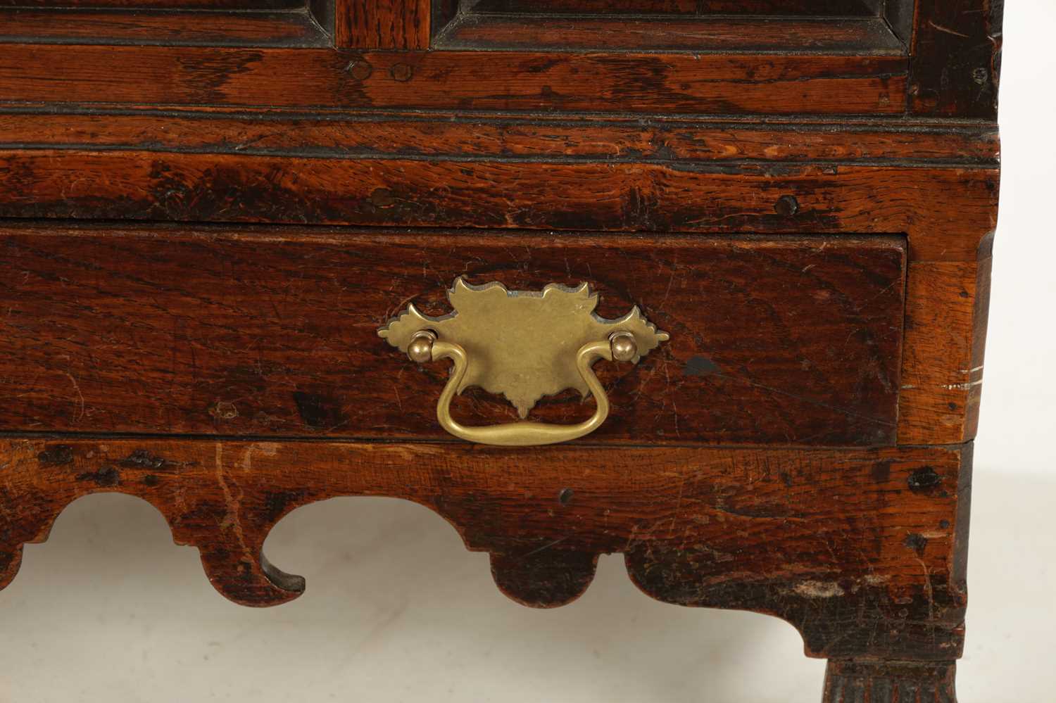 A MID 18TH CENTURY OAK WELSH COFFER BACH - Image 3 of 17