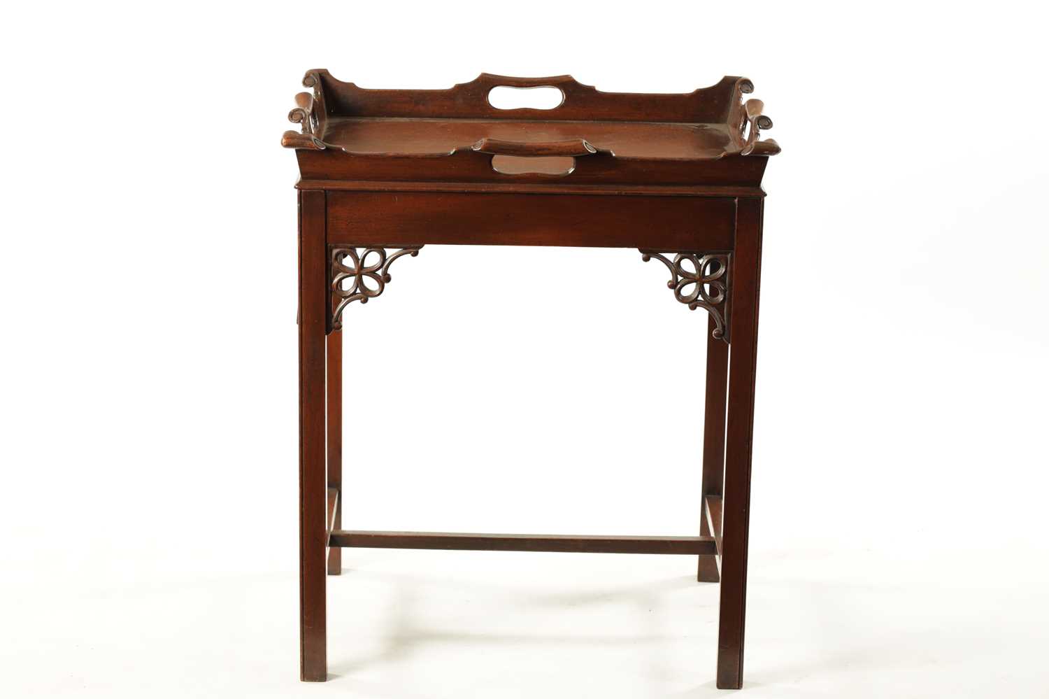 A REPRODUCTION CHIPPENDALE STYLE MAHOGANY TRAY ON STAND - Image 5 of 6
