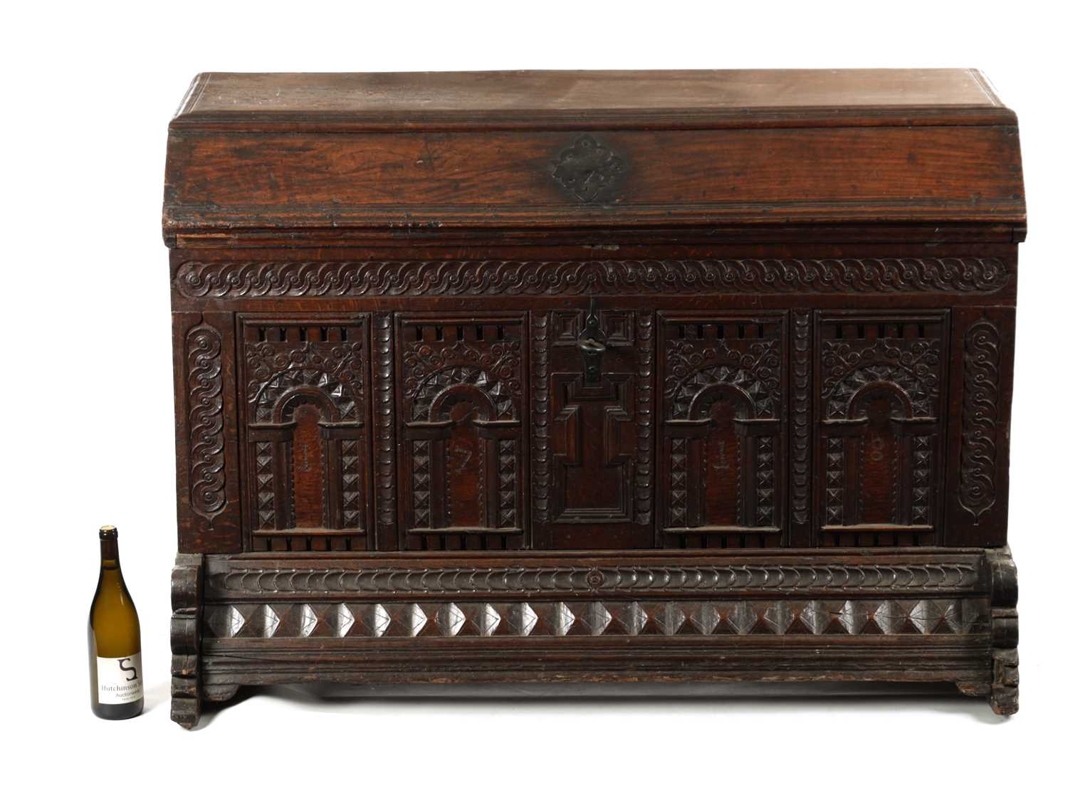 AN EARLY 18TH CENTURY FLEMISH OAK KIST DATED 1718 - Image 4 of 10