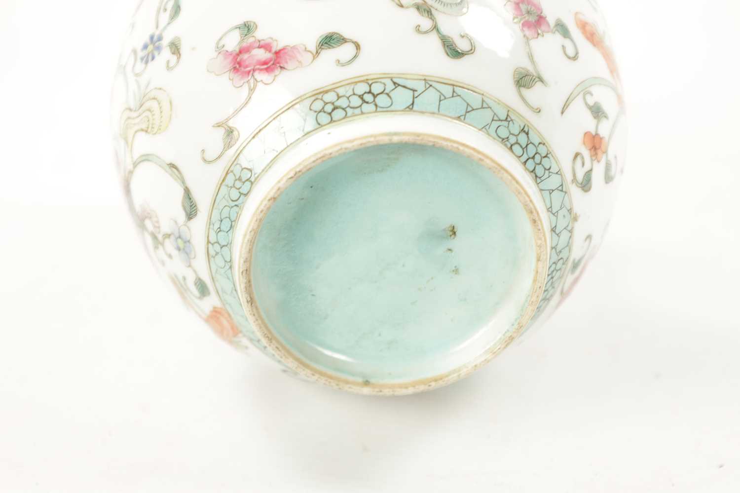 A 19TH CENTURY CHINESE FAMILLE ROSE BULBOUS VASE OF SMALL SIZE - Image 6 of 7