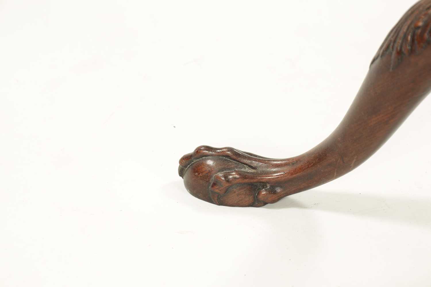 A FINE GEORGE III CHIPPENDALE CARVED MAHOGANY TILT-TOP SUPPER TABLE - Image 9 of 9