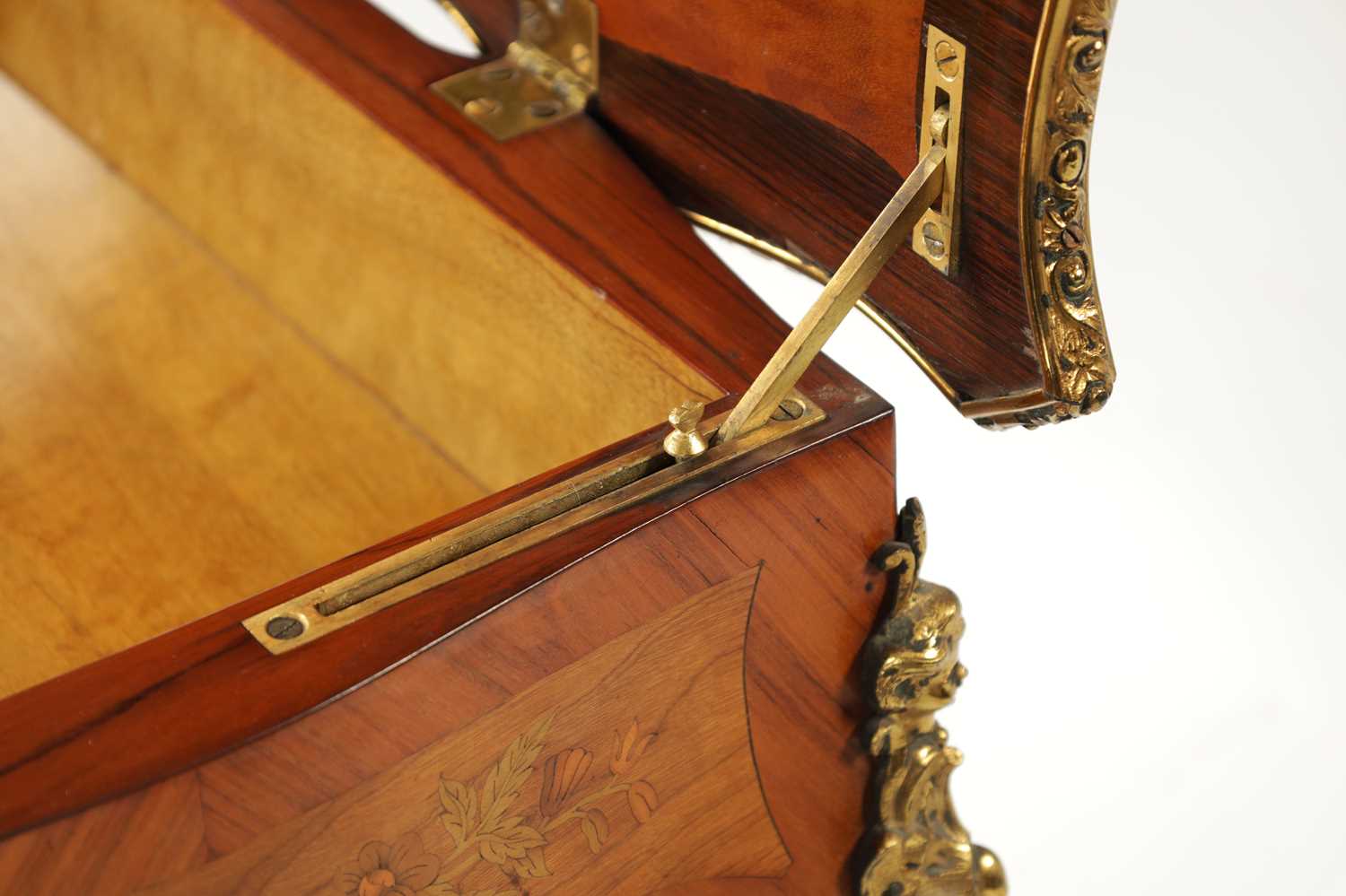 A FINE 19TH CENTURY BURR WALNUT AND MARQUETRY INLAID WORK TABLE - Image 5 of 7