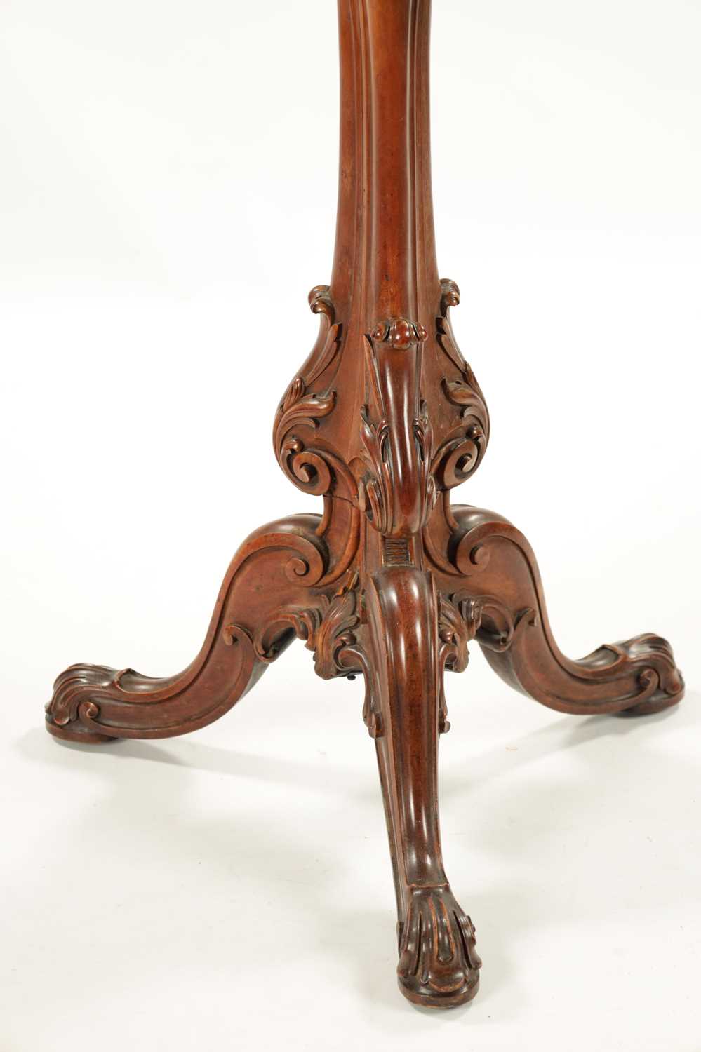 AN IMPORTANT 19TH CENTURY WALNUT AND MARQUETRY SALON TABLE - Image 2 of 7