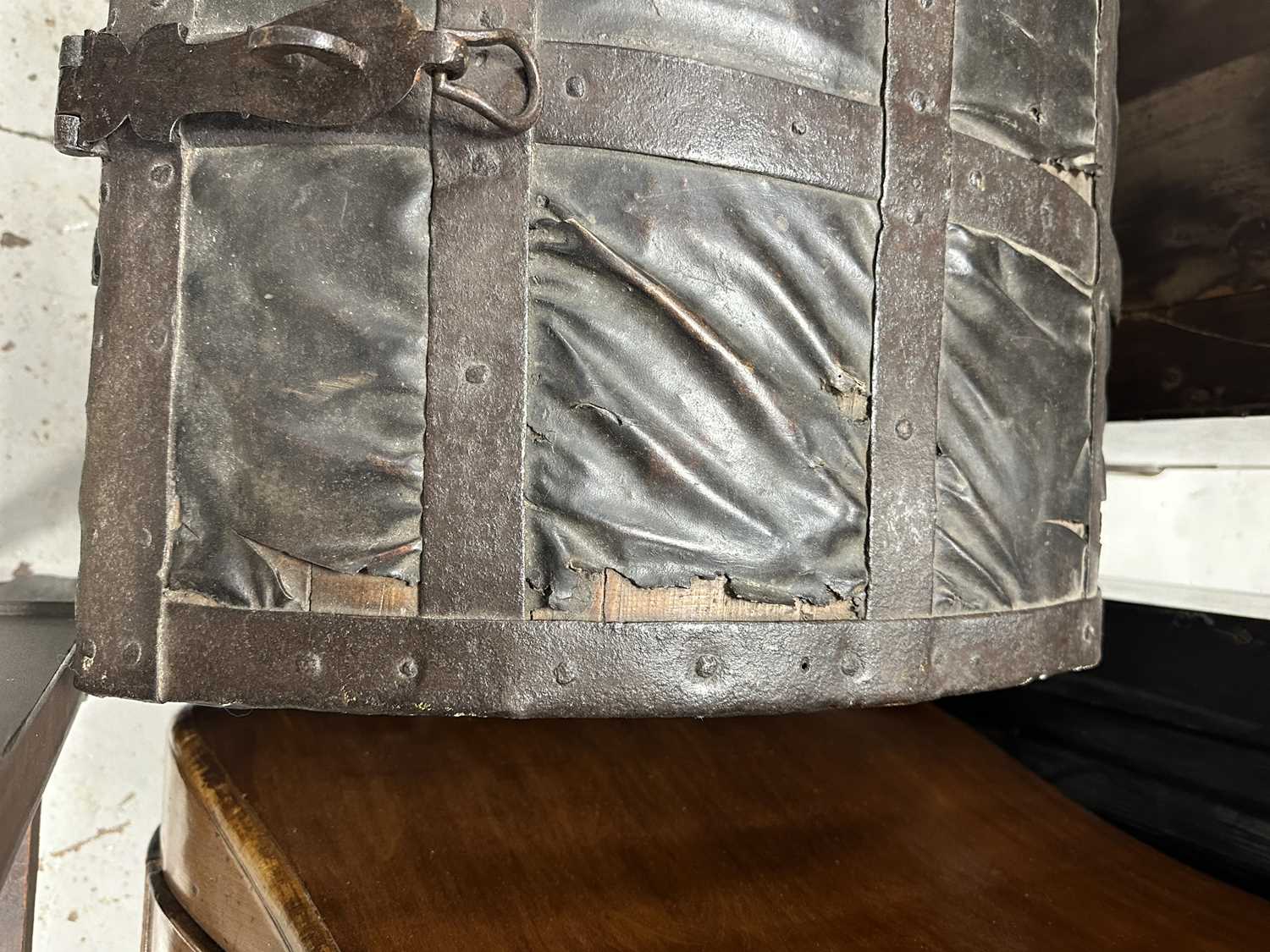 A 17TH CENTURY ITALIAN LEATHER BOUND CASKET - Image 11 of 21