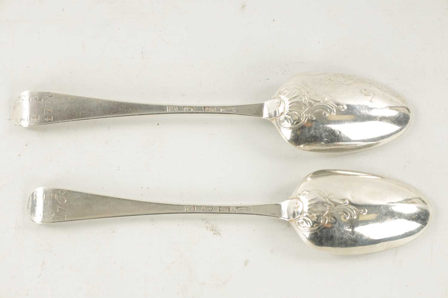 A PAIR OF GEORGE III SILVER SCROLLED SHELLED BACK TABLESPOONS - Image 2 of 6