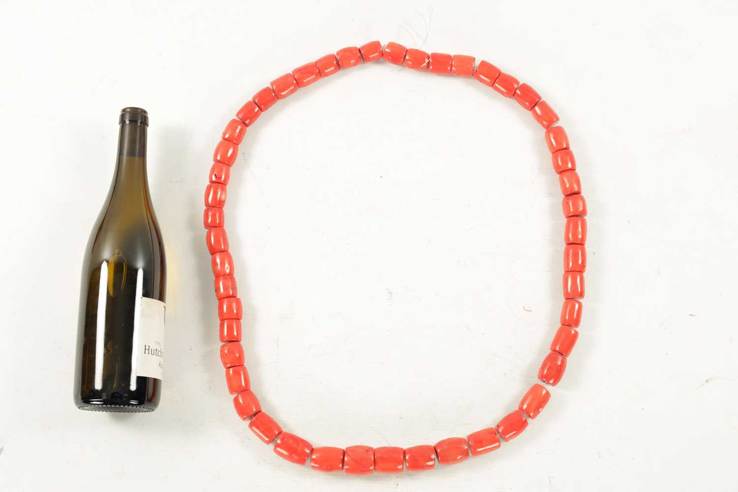 A VINTAGE LARGE CORAL BEAD NECKLACE - Image 4 of 4