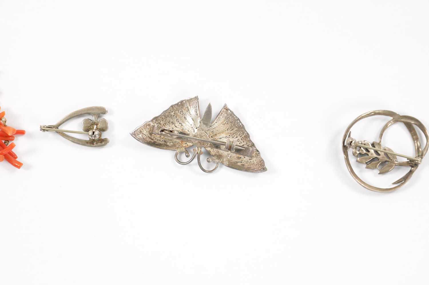 A COLLECTION OF SILVER AND SILVER GILT JEWELLERY - Image 5 of 7