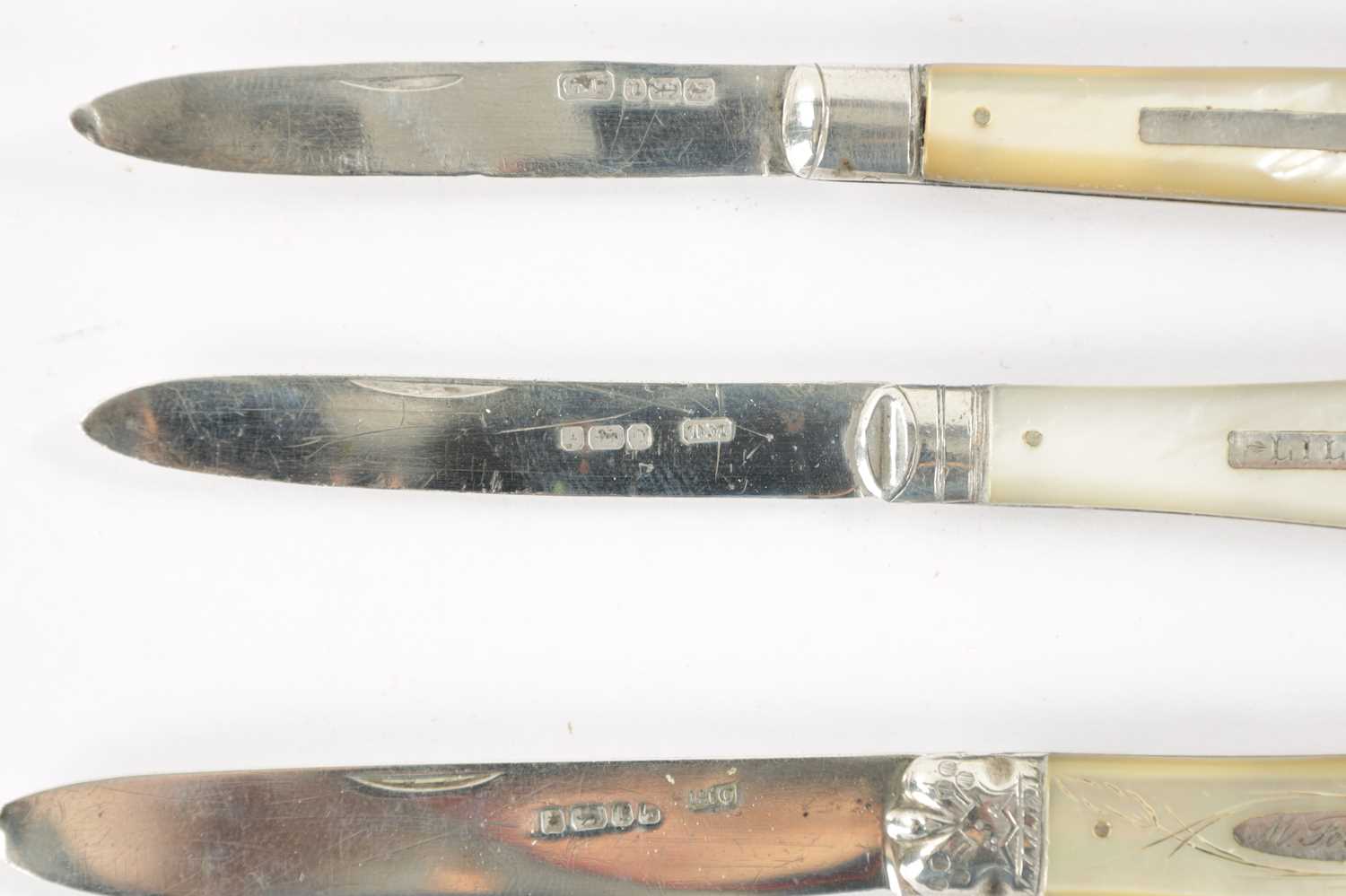 A COLLECTION OF FOUR 19TH CENTURY SILVER FOLDING POCKET FRUIT KNIVES - Image 5 of 6
