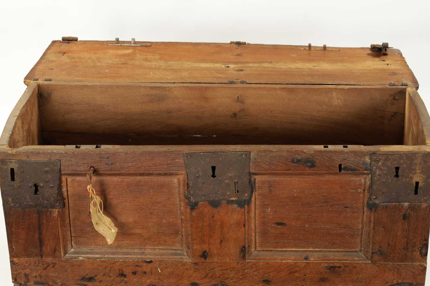 A RARE 16TH / 17TH CENTURY OAK IRON BOUND STRONG BOX/PLANK COFFER - Image 6 of 8