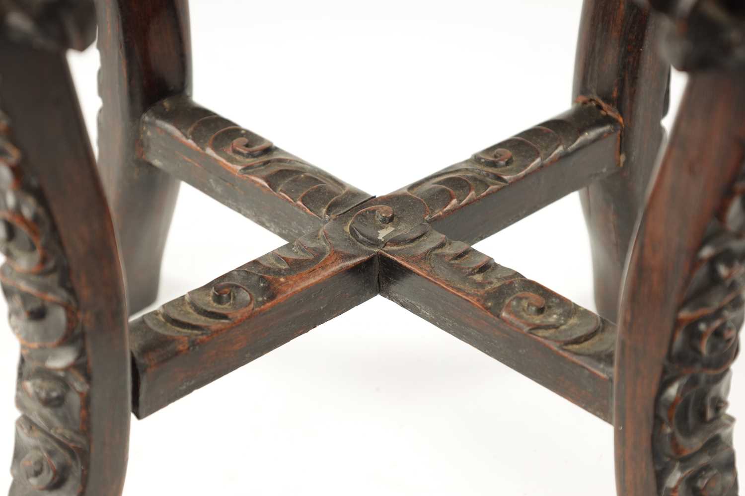 A 19TH CENTURY CHINESE HARDWOOD JARDINIERE STAND WITH CANTON PORCELAIN TOP - Image 5 of 10