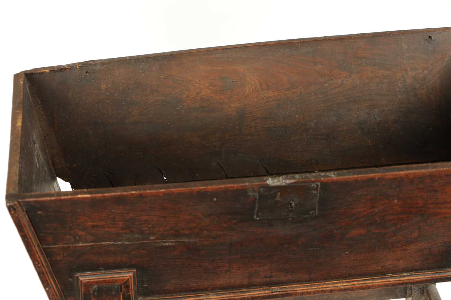 AN EARLY 18TH CENTURY ELM AND OAK DOUGH BIN - Image 6 of 6