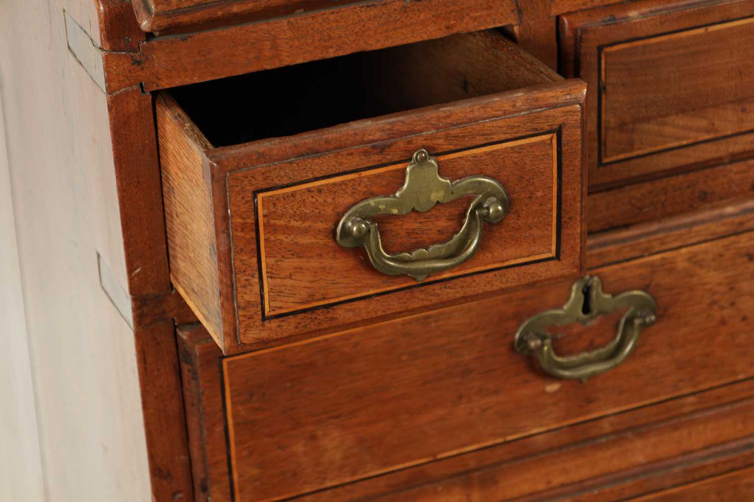 AN EARLY 18TH CENTURY COLONIAL PADOUK WOOD BUREAU - Image 3 of 9