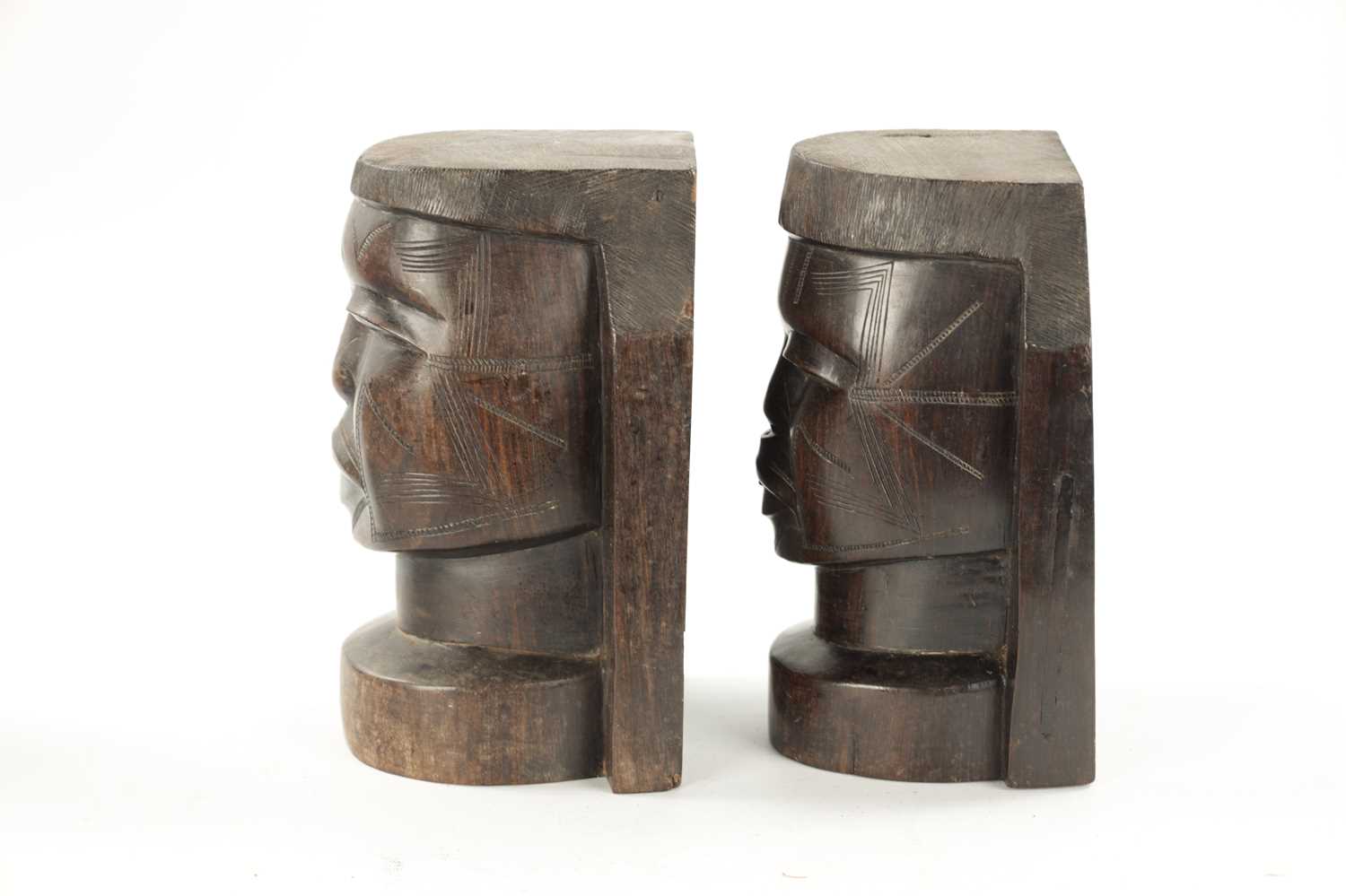 A PAIR OF CARVED HARDWOOD NATIVE BOOKENDS - Image 6 of 10