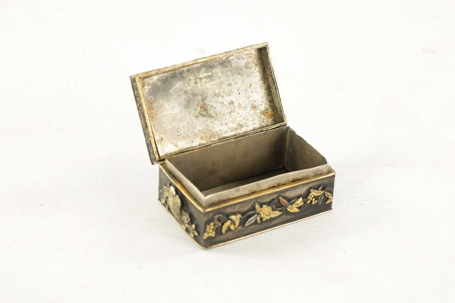 A SMALL JAPANESE MEIJI PERIOD GOLD INLAID MIXED METAL BRONZE BOX - Image 4 of 5