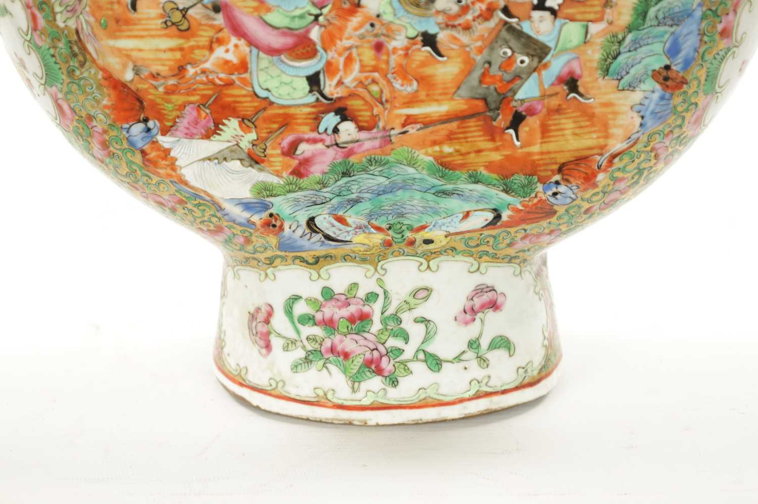 A 19TH CENTURY CHINESE CANTONESE PORCELAIN MOON FLASK - Image 5 of 17