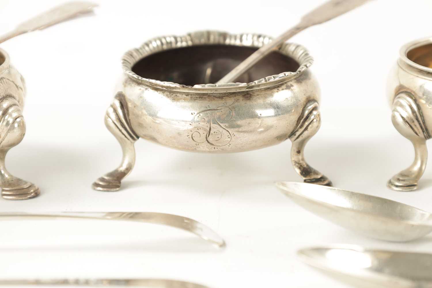 A PAIR AND THREE ODD 18TH CENTURY SILVER CAULDRON SHAPED OPEN SALTS - Image 4 of 8