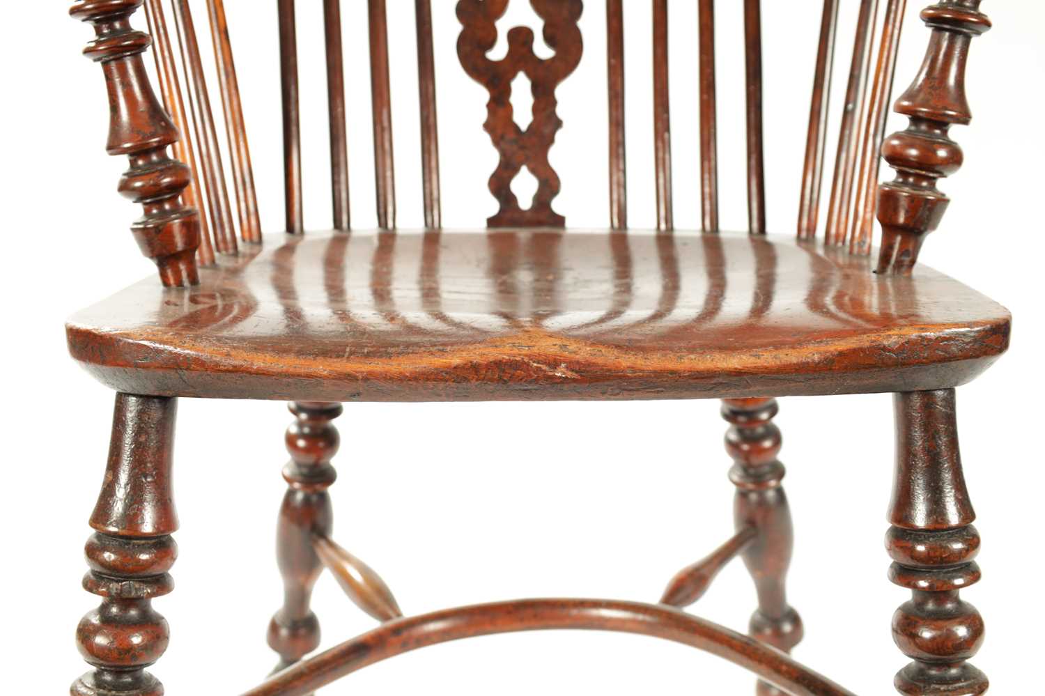 AN EARLY 19TH CENTURY NOTTINGHAMSHIRE YEW-WOOD HIGH BACK WINDSOR CHAIR - Image 7 of 9
