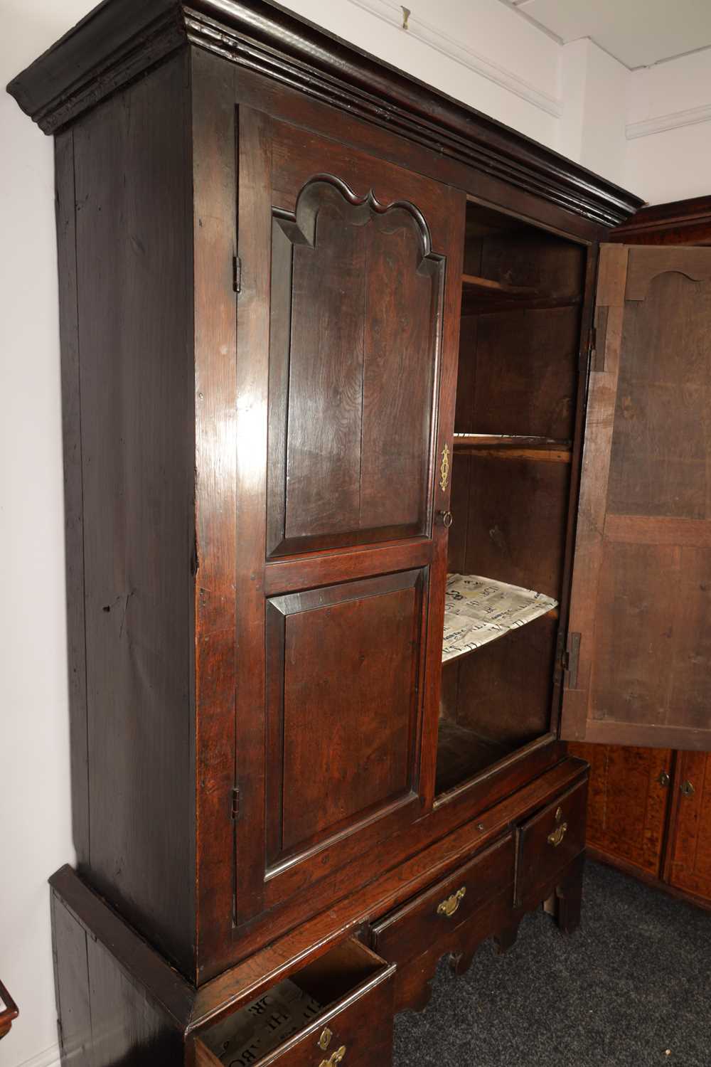 AN EARLY 18TH CENTURY JOINED OAK WELSH CUPBOARD - Image 11 of 12