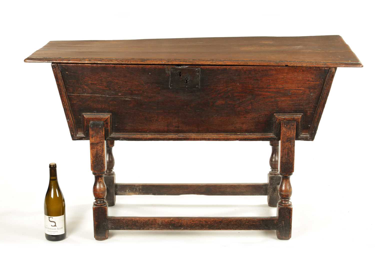 AN EARLY 18TH CENTURY ELM AND OAK DOUGH BIN - Image 2 of 6