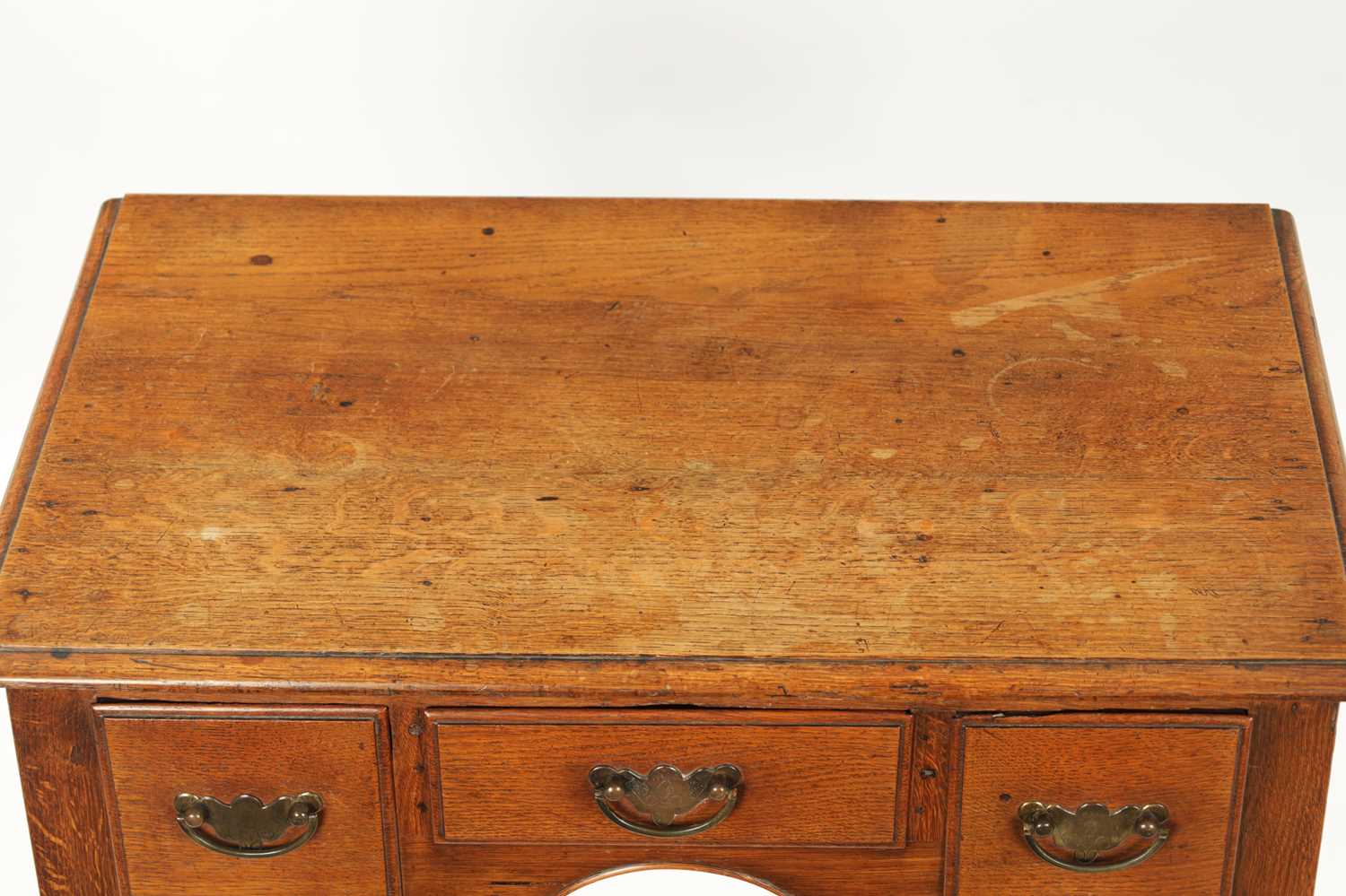 AN EARLY 18TH CENTURY OAK LOWBOY - Image 4 of 8