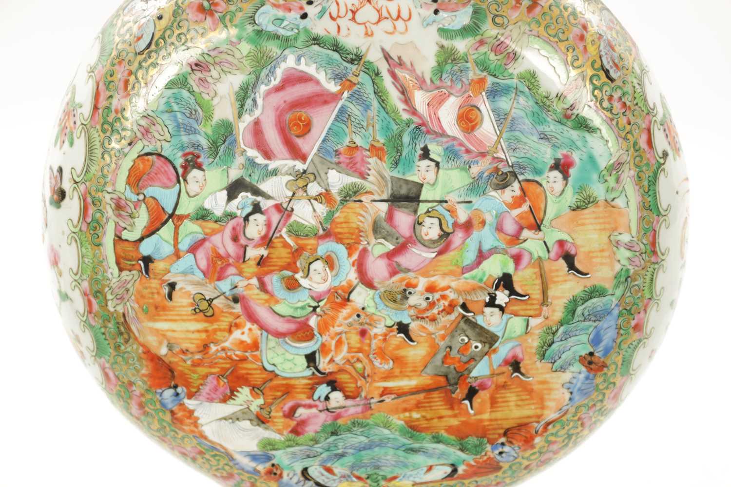 A 19TH CENTURY CHINESE CANTONESE PORCELAIN MOON FLASK - Image 3 of 17