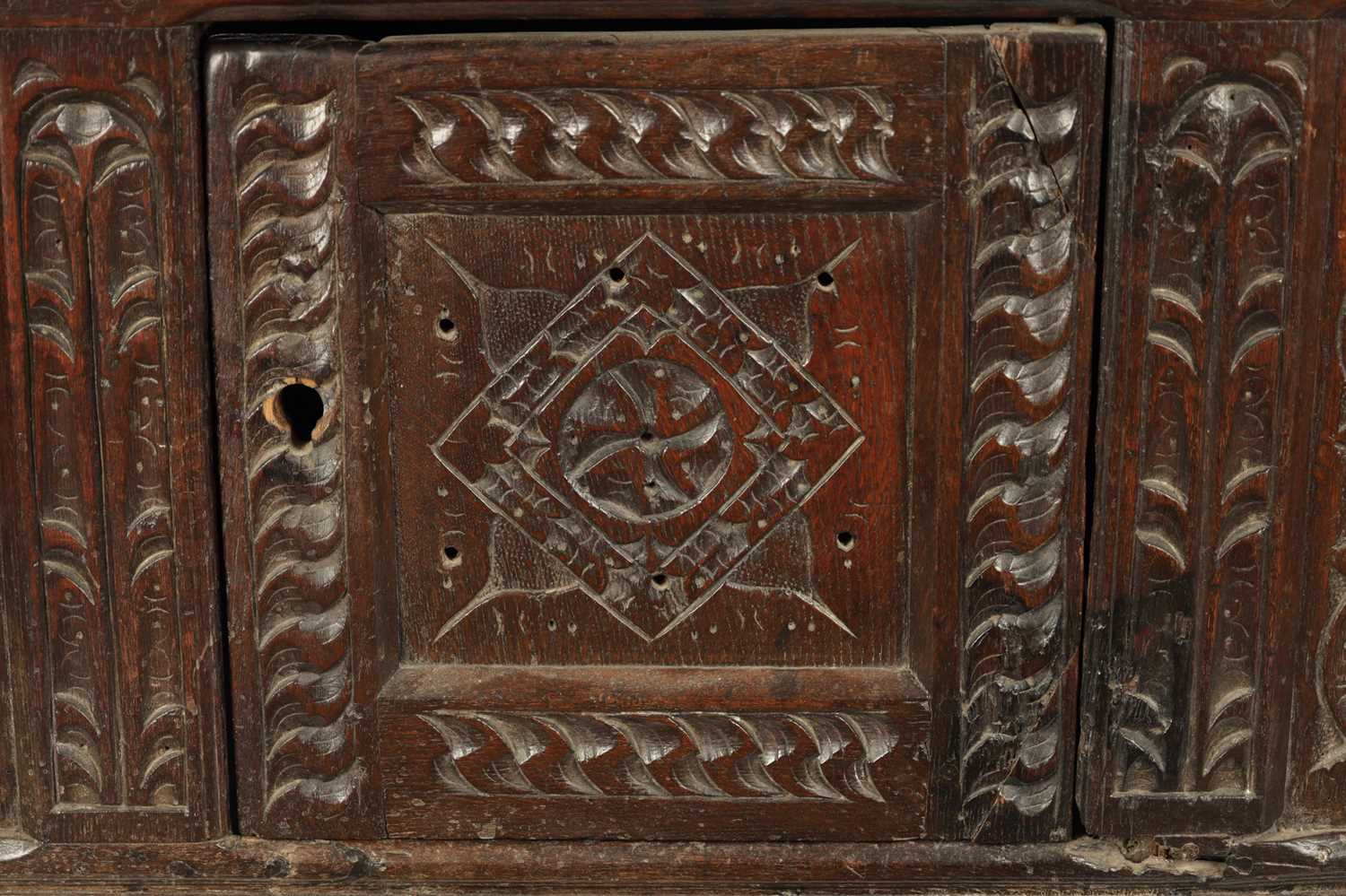 A 17TH CENTURY AND LATER OAK HUTCH CUPBOARD - Image 7 of 9