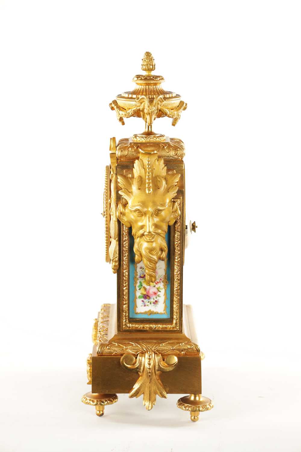 A LATE 19TH CENTURY FRENCH PORCELAIN PANELLED ORMOLU MANTEL CLOCK - Image 4 of 10