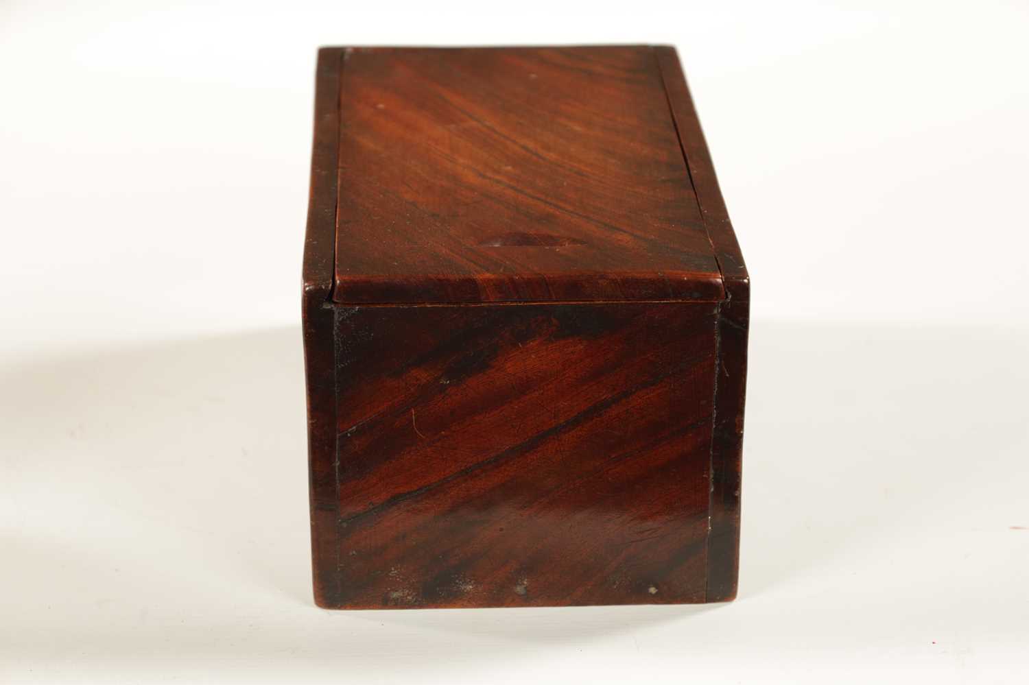 A GEORGE III FIGURED ELM CANDLE BOX OF FINE COLOUR AND PATINA - Image 4 of 7